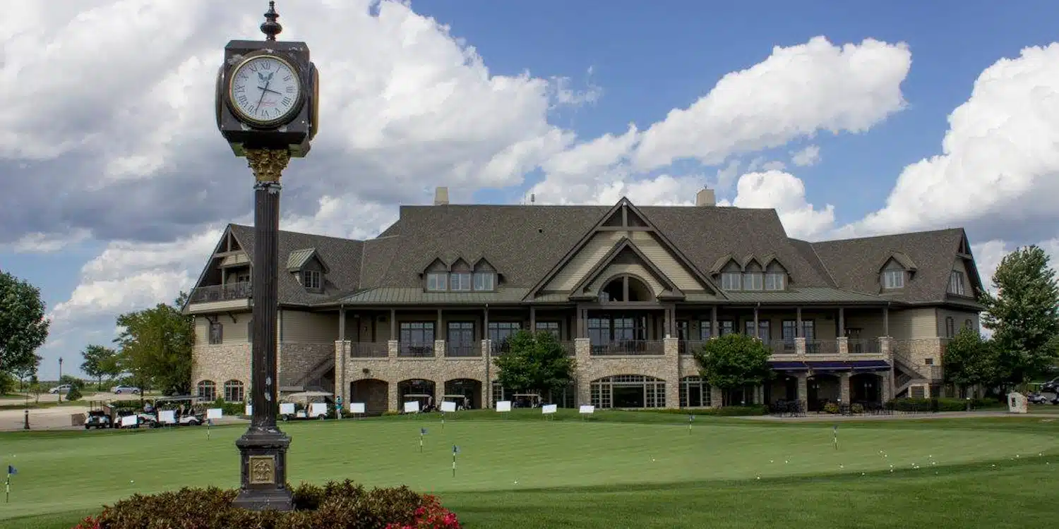bolingbrook golf club with carts in image